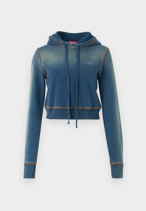 Klippt blå hettegenser med gradienteffekt, med lange ermer, oransje sømdetaljer og snorløkke på hetten. Emblem på brystet.