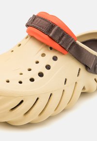 Crocs ECHO UNISEX - Tresko - sesame