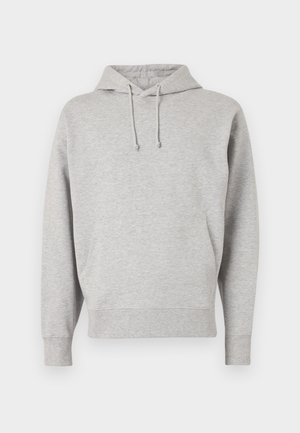 Sudadera con capucha gris, hecha de una tela suave, que cuenta con un bolsillo canguro, cierre con cordón y puños y dobladillo de canalé. Diseño sencillo.