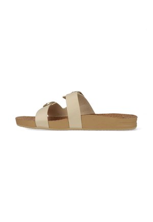 Beige slidesandaal met twee brede banden, waarvan één met een gouden gesp, kurken voetbed en platte rubberen zool.