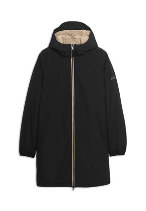 Černý plášť s kapucí a zipem vpředu, s béžovým fleecem uvnitř. Má elastické manžety a dvě boční kapsy. Jednoduchý design bez vzorů.