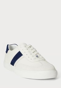 Biele kožené tenisky s modrými semišovými akcentmi a textúrovanými gumovými podrážkami. Obsahujú klasický šnurovací dizajn a logo vyšívané na strane.