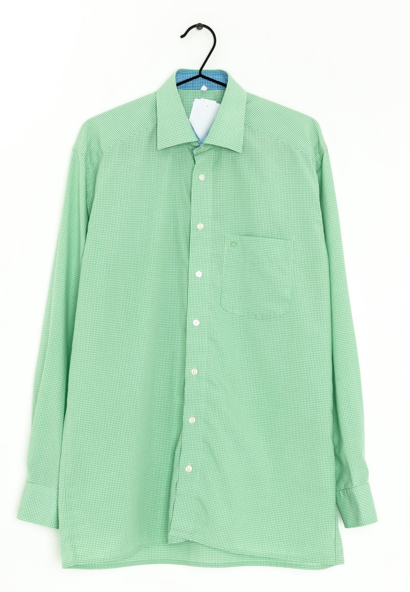 Světle zelená košile s dlouhým rukávem, se vzorem kostky, zapínáním na knoflíky vpředu, s jednou kapsou na prsou a límečkem s pevnou texturou látky.