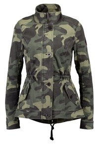 Bunda s kamuflážním vzorem v zelených tónech, s vysokým límcem, zapínáním na knoflíky, stahovacími šňůrkami v pase a bočními kapsami. Texturovaná látka.