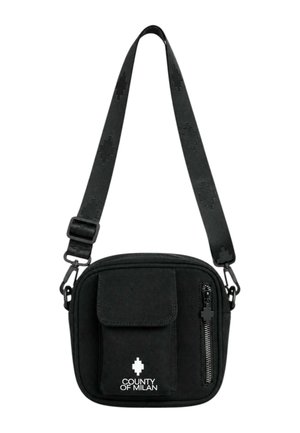 Borsa a tracolla nera con tracolla regolabile, tasca frontale con patta, tasca con zip e logo bianco "County of Milan" sulla parte anteriore della tasca.