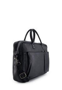 Černá kožená aktovka s dvěma horními uchy, odnímatelným popruhem na rameno a přední kapsou na zip. Hladká textura, jednoduchý design.