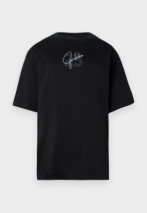 T-Shirt de algodão preta com mangas curtas, gola redonda, apresentando uma estampa de assinatura branca e o número 23 em um tom escuro e discreto.