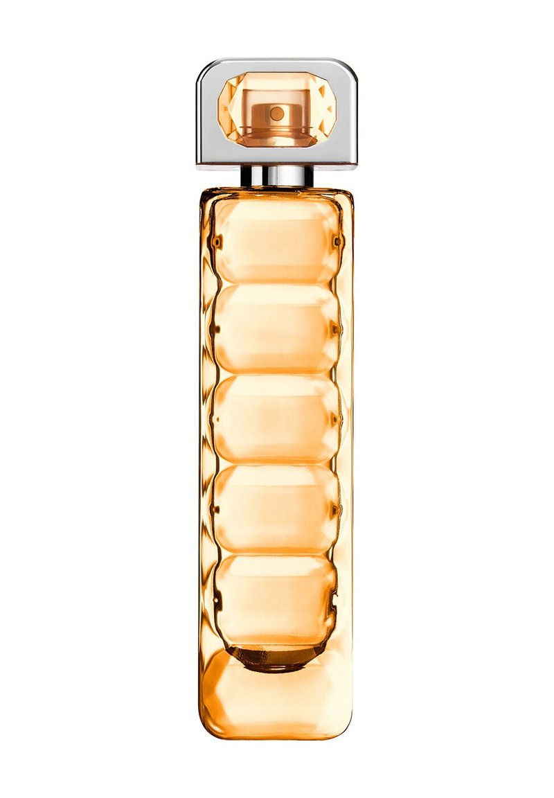 Bouteille de parfum en verre clair, de forme rectangulaire, avec un design texturé. Le liquide est de couleur ambre et est surmonté d'un capuchon carré transparent.