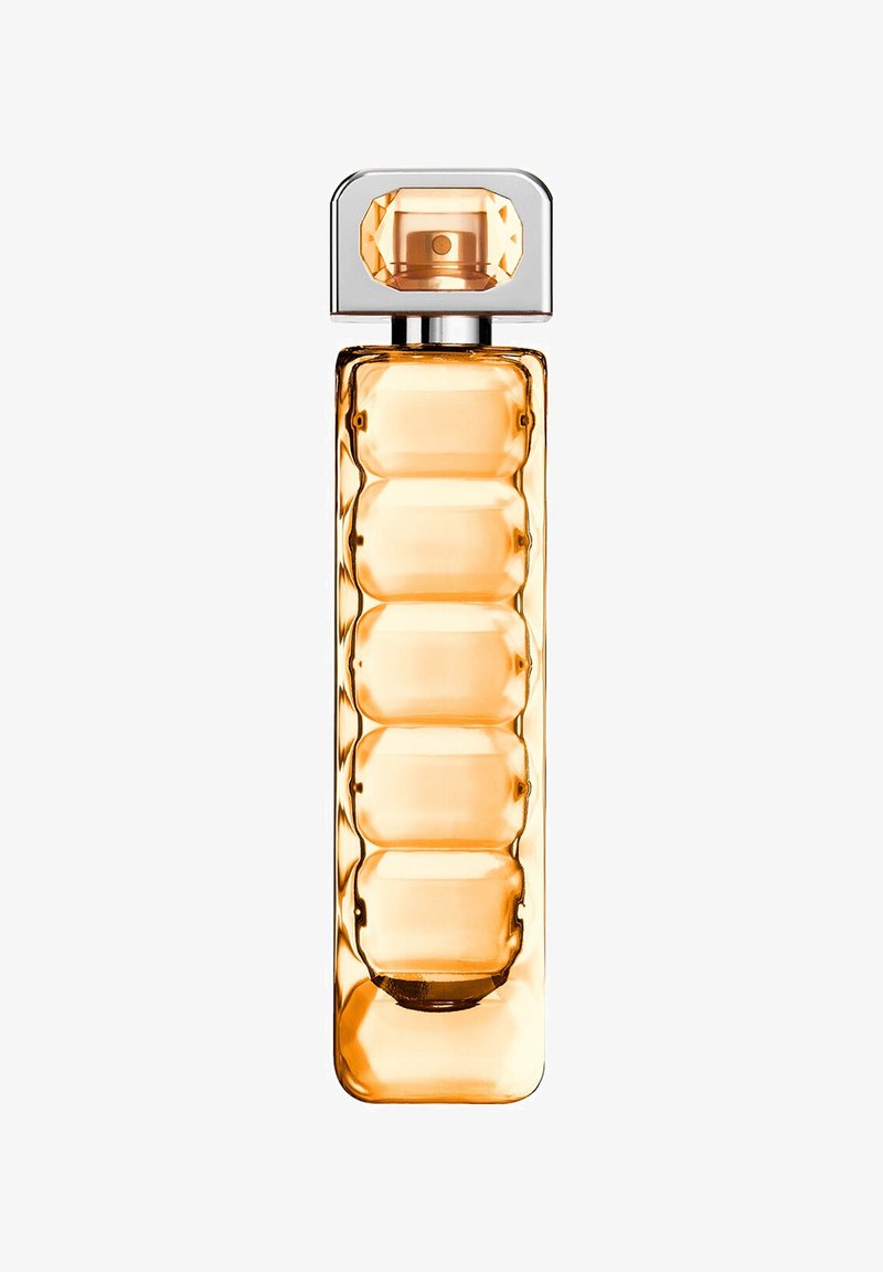 Botella de perfume de vidrio transparente con forma rectangular, que presenta un diseño texturizado. El líquido es de color ámbar y está rematado con un tapón cuadrado y transparente.
