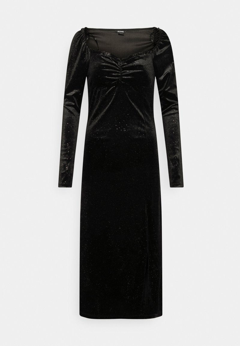 Vestido de veludo preto com mangas longas, decote quadrado e detalhe franzido no busto, com sutis acentos brilhantes por todo o vestido.