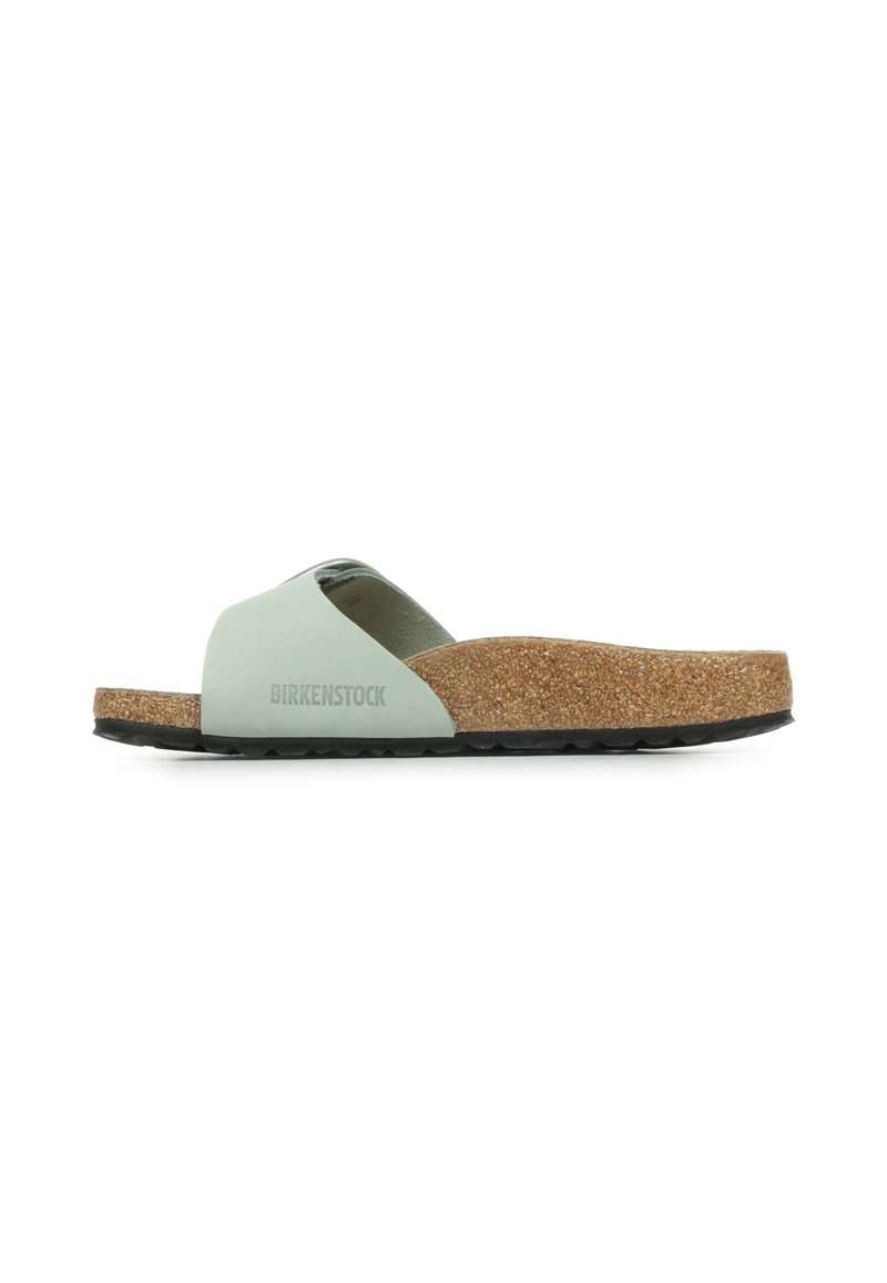 Hellgrüner Rutschsandal mit Korkfußbett, flacher Gummisohle und markantem BIRKENSTOCK-Branding an der Seite. Minimalistisches Design.