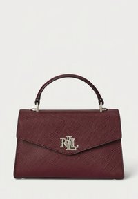 Burgundská kožená kabelka s konstrukčním designem, vybavená horním madlem a stříbrným kováním, na přední straně s raženým logem a texturovaným povrchem.