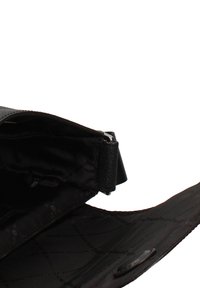 Borsa a tracolla in pelle nera con finitura testurizzata, chiusura a zip e fodera interna liscia. Presenta un design compatto e dettagli hardware minimi.