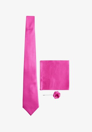 Helles pinkfarbenes Herren-Krawatte, passendes Einstecktuch und Blumen-Nadel am Revers auf weißem Hintergrund arrangiert.