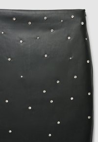 Jupe en cuir noir ornée de clous en argent dispersés. Texture lisse avec un design épuré et une coupe ajustée, mettant en valeur les embellissements.