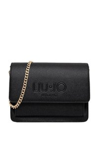 Clutch bag nera in ecopelle con finitura testurizzata, tracolla in catena dorata, logo impresso e chiusura a patta magnetica.