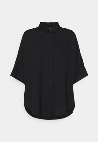Chemise noire oversize à boutons, en tissu doux, avec col, manches courtes et ourlet incurvé. Aucune imprimé ni accessoire visible.