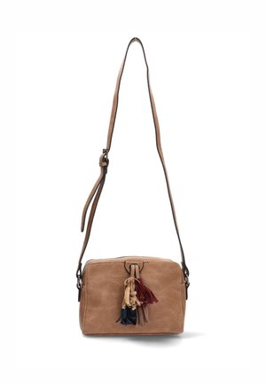 Bolso cruzado de cuero marrón con forma rectangular, que presenta un acento de borlas en varios colores y una correa ajustable.