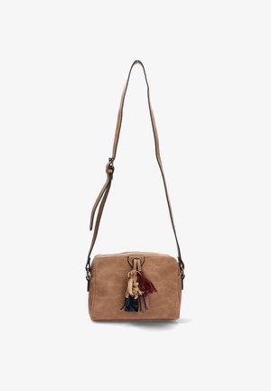 Bolso cruzado de cuero marrón con forma rectangular, que presenta un acento de borlas en varios colores y una correa ajustable.