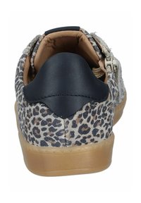 Tenisky s leopardím potiskem, s texturovaným svrškem, černou koženou patou a béžovou gumovou podrážkou; mají boční zipové zapínání.