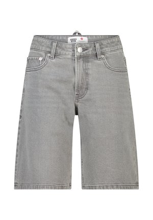 Shorts en denim gris jusqu'au genou avec bouton à l'avant, fermeture éclair, passants de ceinture et design à cinq poches sur fond blanc.