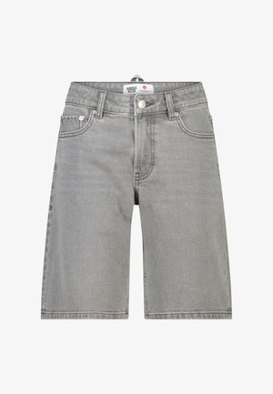 Shorts en denim gris jusqu'au genou avec bouton à l'avant, fermeture éclair, passants de ceinture et design à cinq poches sur fond blanc.