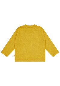 Langärmliges Hemd in lebhaftem Gelb mit einem strukturierten Strickmuster. Einfacher runder Ausschnitt mit geraden Nähten und einem kleinen Etikett an der Seite.