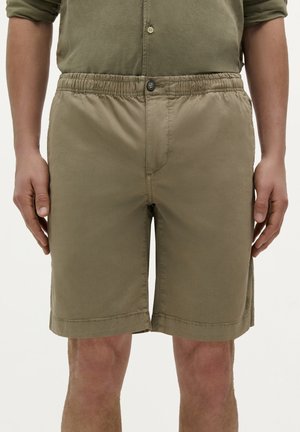 Beige, knælange shorts lavet af letvægtsstof med elastisk talje og en enkelt knaplukning foran.