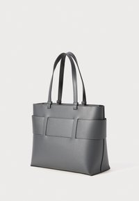 Borsa tote sintetica grigia con due manici lunghi, forma rettangolare, finitura testurizzata e tre tasche frontali. Bordo liscio e nessun hardware visibile.