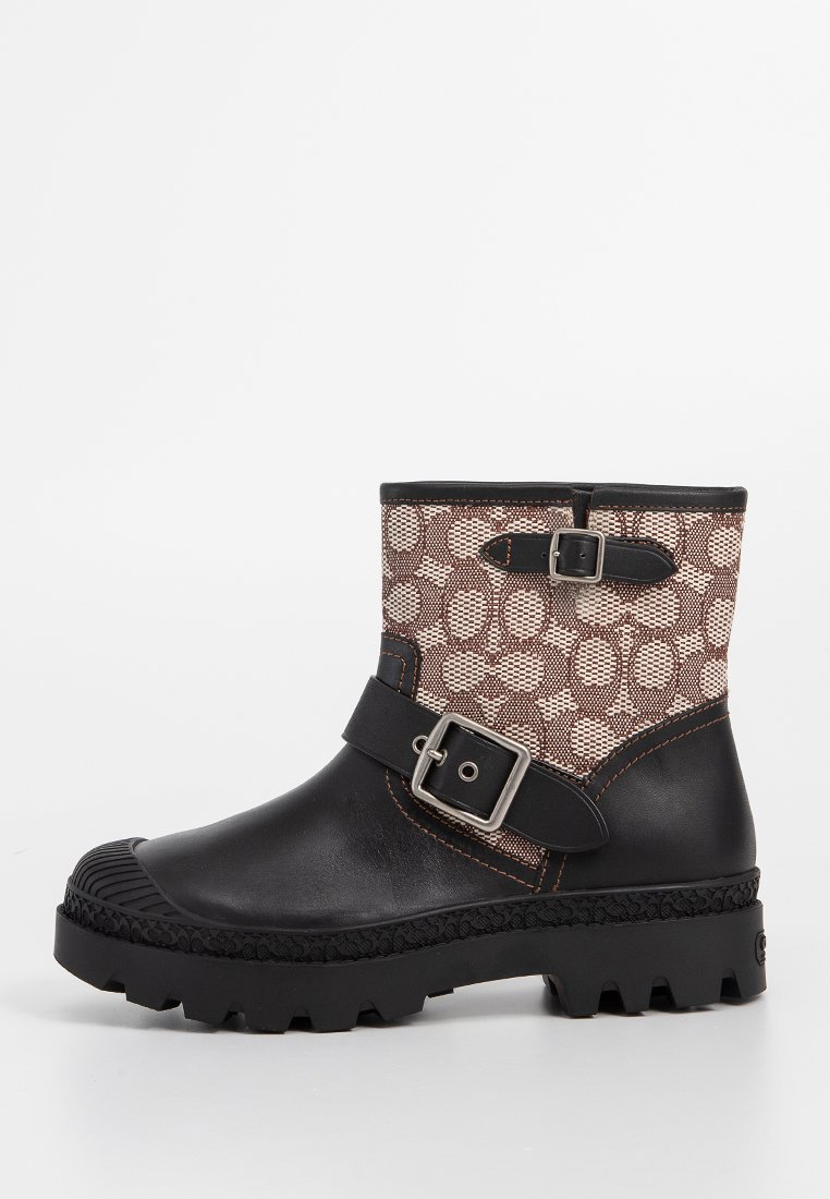 Schwarze Lederstiefelette mit einer strukturierten, braunen Musteroberfläche, einem silbernen Schnallenverschluss und einer robusten Sohle für Traktion.