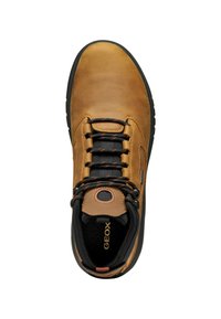 Brun lädersko med svarta detaljer och snörning, som har en vadderad krage, perforerade detaljer och en robust svart gummisula.