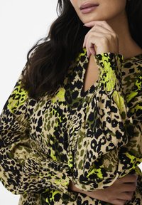 Langarmshirt mit Leopardenmuster in Schwarz-, Grün- und Neon-Gelb-Tönen, mit einem V-Ausschnitt und gerafften Bündchen.