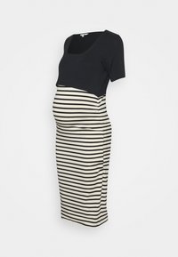 Czarna bluzka z krótkim rękawem na dopasowanej białej i czarnej poziomo paskowanej sukience ciążowej z okrągłym dekoltem.