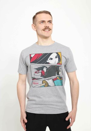 Grå bomulds t-shirt med et komisk grafisk design af Mulan, med dristige farver og dynamiske positioner, sat mod en neutral baggrund.