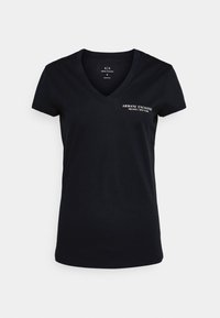 Černé bavlněné tričko s výstřihem do V, krátkými rukávy a bílým logem textu "ARMMANI EXCHANGE MILANO / NEW YORK" na přední straně.