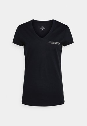 Musta puuvillainen t-paita, jossa on V-aukko, lyhyet hihat ja valkoinen logo-teksti "ARMMANI EXCHANGE MILANO / NEW YORK" edessä.