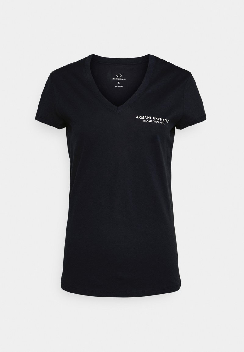 Černé bavlněné tričko s výstřihem do V, krátkými rukávy a bílým logem textu "ARMMANI EXCHANGE MILANO / NEW YORK" na přední straně.