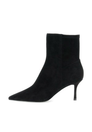 Stivale alla caviglia in suede nero con punta affusolata e sottile tacco stiletto di altezza media, profilo laterale su sfondo bianco.