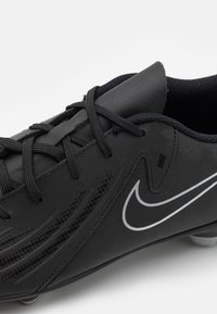 Scarpini da calcio neri in materiale sintetico testurizzato, con lacci neri e un logo Nike argentato. Design affusolato con tacchetti modellati.