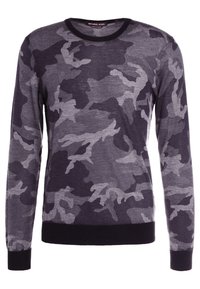 Maglione grigio con motivo camouflage, maniche lunghe, scollatura rotonda e polsini e orlo a coste. Il materiale sembra morbido con una texture di maglieria leggera.