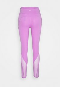 Leggings deportivos morados con cintura alta, que presentan paneles de malla en los lados y un pequeño logo en la parte posterior. Textura suave y diseño ajustado.