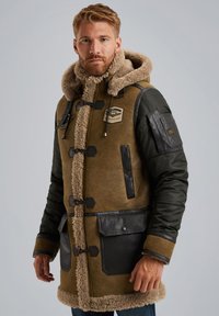 Bruine en zwarte capuchonjack met een schapenvachtvoering, leren accenten en houten knoppen. Bevat grote voorzakken en een stevige constructie.