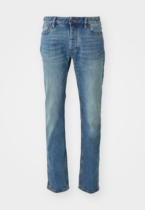 Jean en denim bleu pour homme avec une coupe droite, présentant un délavage plus clair, un design à cinq poches et une fermeture à bouton en métal.