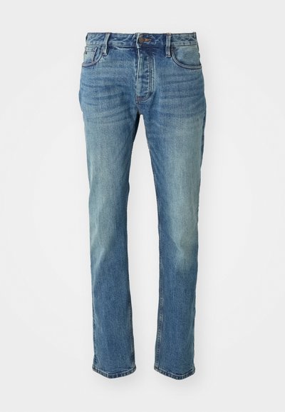 Herrenjeans aus blauen Denim mit geradem Schnitt, versehen mit einer helleren Wäsche, fünf Taschen-Design und einer Metallknopfschließe.