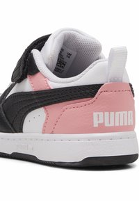 Fekete, fehér és rózsaszín sportcipő, texturált külsővel, tépőzárral és a saroknál kiemelkedő "PUMA" logóval. Gumi talp.