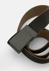 Snoet tofarvet brun og sort vævet stofbælte med en mat sort rektangulær metalspænde på en hvid baggrund.