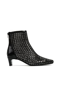 Czarny botek za kostkę z zaostrzonym noskiem, zdobiony metalowymi ćwiekami z przodu, z zamkiem błyskawicznym z tyłu oraz niskim, smukłym obcasem.
