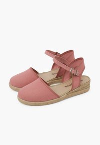 Roosa kangast espadrillid elastse pahkluvarrega, lamedast kootud jute tallaga, ümmarguse varbaga ja minimalistliku disainiga.