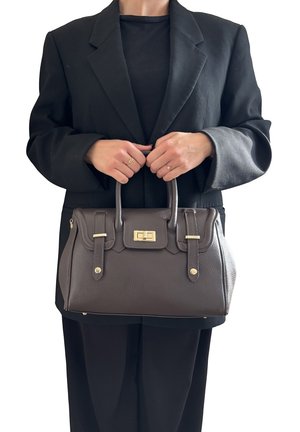 Brązowa skórzana torebka na ramię z podwójnymi uchwytami, złotymi akcentami i zarysem strukturalnym. Teksturowana powierzchnia z zapięciem na klamrę.