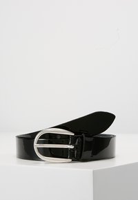 Zwarte laklederen riem met een zilveren ovale gesp, met een gladde, glanzende textuur en een taps toelopend uiteinde.
